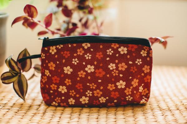 Pochette bordeaux en tissus motifs fleuris japonais  