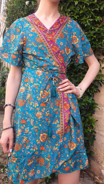 Robe cache cœur courte turquoise motifs fleuris oranges