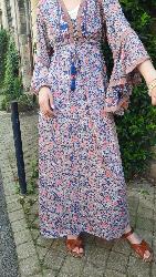 Robe longue en soie col v décolleté lacets bleu fleurs roses