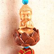 Bouddha Porte Bonheur Pompon Rouge