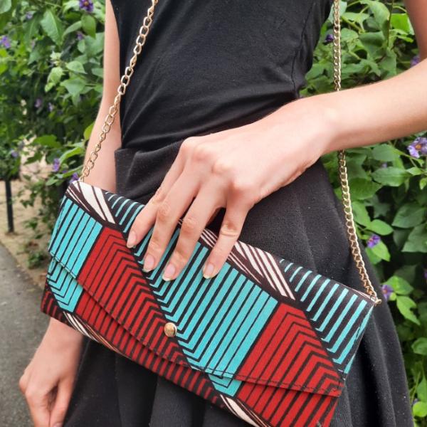 Sac à main chaine dorée motif géometrique bleu et rouge