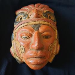 Masque en terre cuite plumes et tatouages artisanat du Guatémala