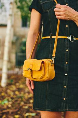 Sac à main jaune pour femme bandoulière et poche avant cuir et agneau