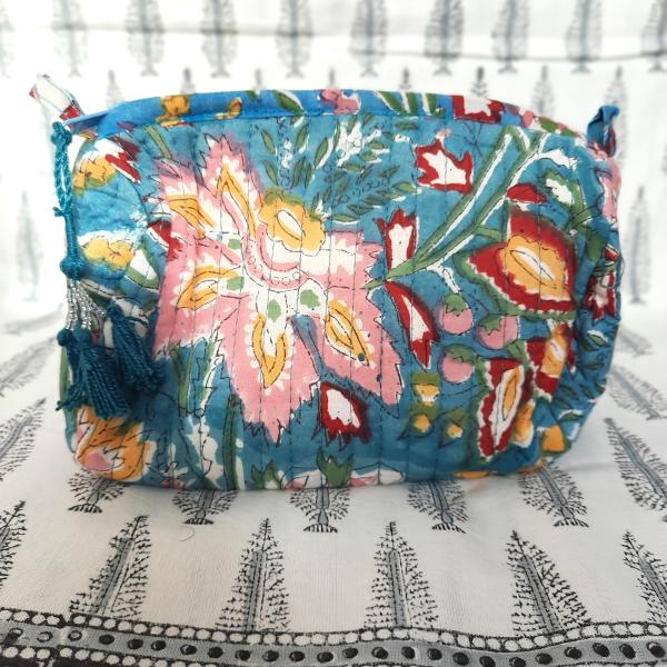Trousse de toilette indienne bleue aux fleur rose 15x15x7 cm