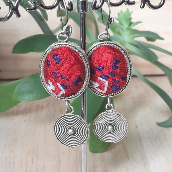 Boucles d'oreilles ethniques du Tibet goute brodée damier