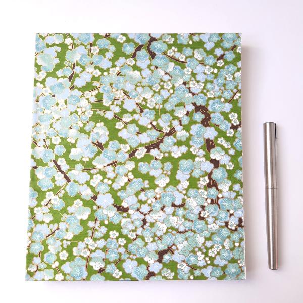 Carnet en papier japonais motifs Branches de cerisiers sur fond vert