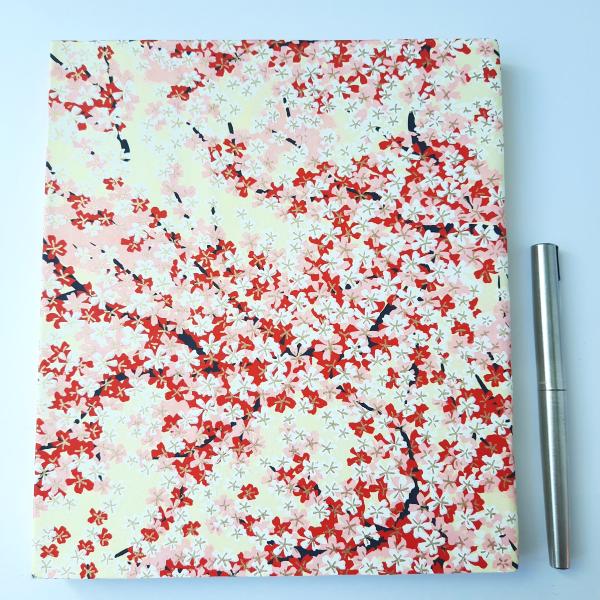 Carnet en papier japonais  Branches de cerisiers en fleur