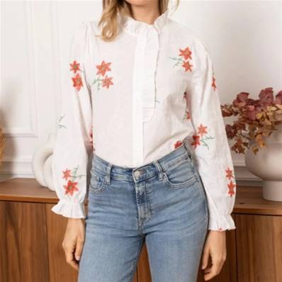 Chemise blanche fleurs rouges brodés