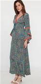 Robe longue en soie col v décolleté lacets bleu motifs cachemire