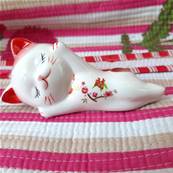Chat couché fleur