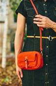 Sac à main orange pour femme bandoulière et poche avant cuir et agneau