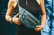 Sac banane en cuir brillant bleu