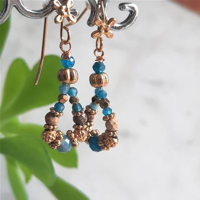 Boucles d'oreilles crochet fleur perlé ovale bleue