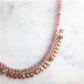 Collier fil perlé pierres pampilles dorées rose