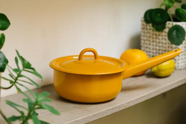 Casserole avec couvercle en émail jaune 1,2 l