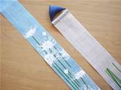 Décoration artisanale japonaise Fleurs blanches sur fond bleu 170 cm