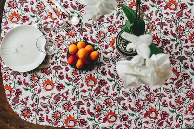 Tenture indienne coton blockprint 150x225cm Fleurs rouges fond blanc