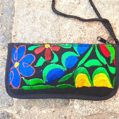 Etui à lunettes brodé fleurs vertes