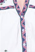Chemise blanche brodée croix bleues et vertes