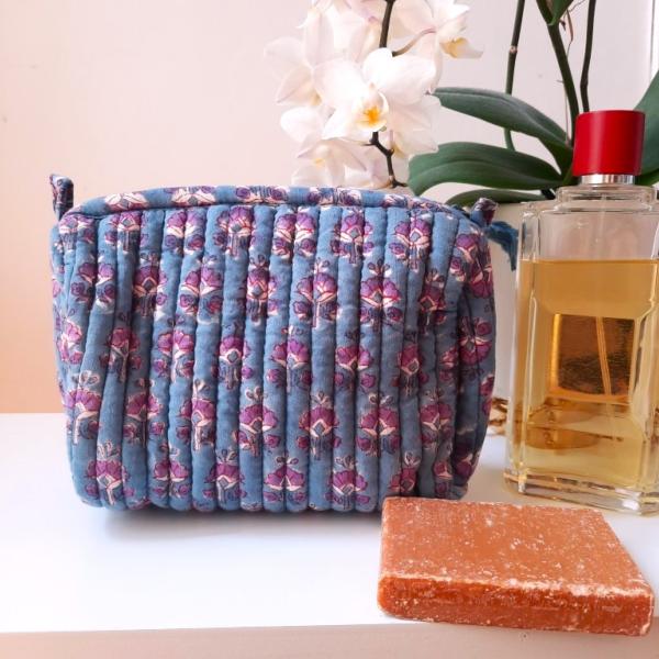 Trousse de toilette indienne bleue aux fleur rose 15x15x7 cm