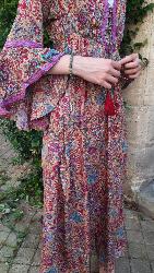 Robe longue en soie col v décolleté lacets violette motifs cachemire roses
