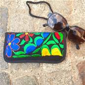 Etui à lunettes brodé fleurs vertes