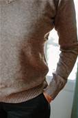 Pull col V Beige en laine, soie et cachemire