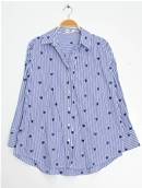Chemise rayée blanc et bleu avec cœurs bleus brodés