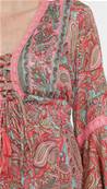Robe longue en soie col v décolleté lacets rose clair motifs cachemire roses