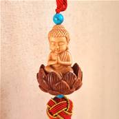 Bouddha Porte Bonheur Pompon Rouge