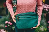 Sac à main velour vert avec sangle décorée