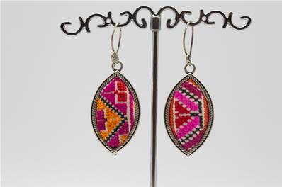 Boucles d'oreilles ethniques du Tibet goute brodée rose