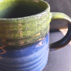Tasse évasée bicolore bleue et verte en émail réactif 40 cl