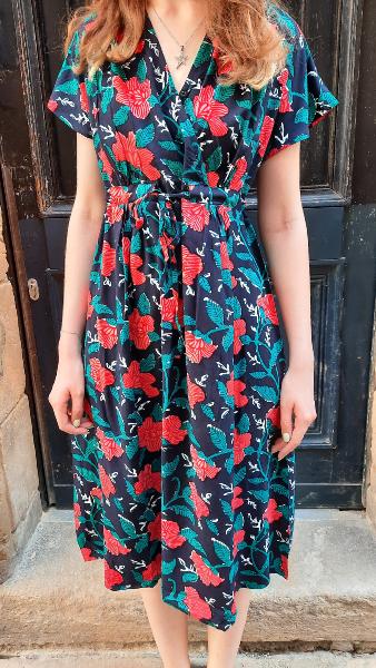 Robe courte Hisa motif fleurs rouges
