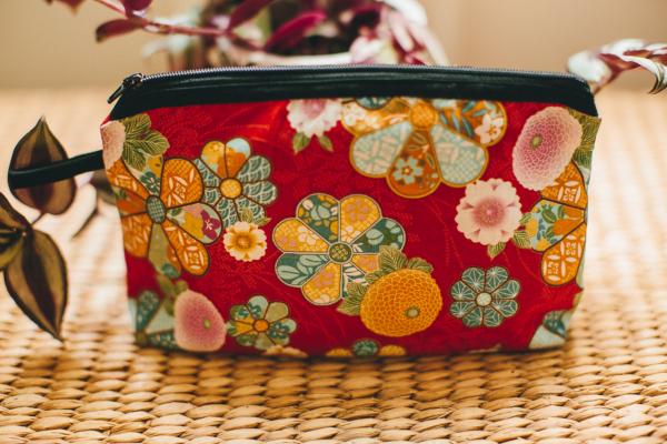 Pochette rouge en tissus motifs fleuris japonais  