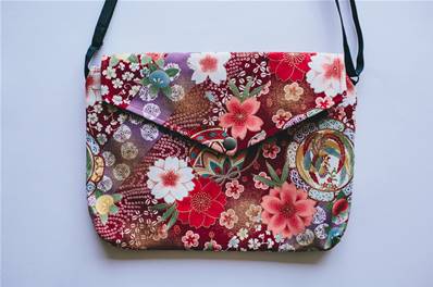 Sac à main japonais motif fleuri rouge