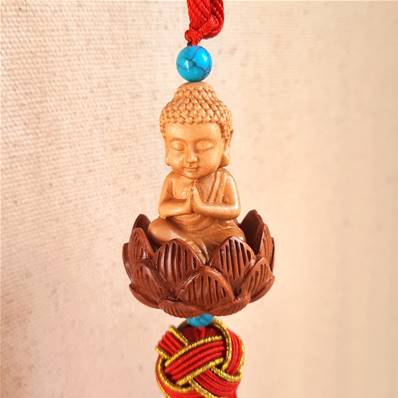 Bouddha Porte Bonheur Pompon Rouge