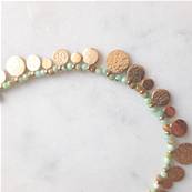 Collier perlé pierres sequins doré alternant vert clair