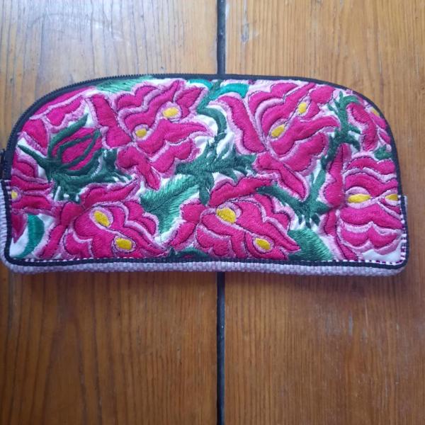 Trousse brodée fleurie 5 fleurs roses 
