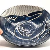 Assiette japonaise bleue motif baleine