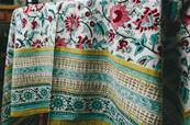 Tenture indienne coton blockprint 270x225cm fleurs roses feuilles vertes