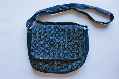 Besace ou sac à bandoulière tissus japonais Asanoha bleu marine