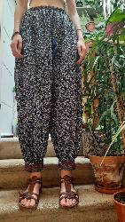 Pantalon large resserré aux chevilles fleuri bleu et blanc