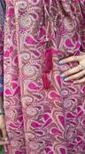 Robe longue en soie col v décolleté lacets rose fushia motifs cachemire roses