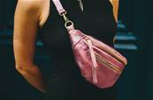 Sac banane en cuir brillant rose