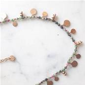 Collier fil perlé pierres pampilles doré multi vert
