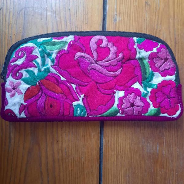 Trousse brodée fleurie rose fond blanc Guatémala
