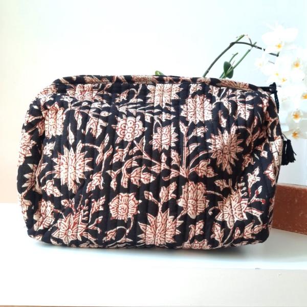 Trousse de toilette indienne noire fleurs blanches 25x20x13 cm