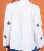 Chemise blanche brodée croix bleues et vertes