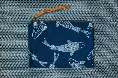 Trousse grand modèle indigo motif Carpes koi